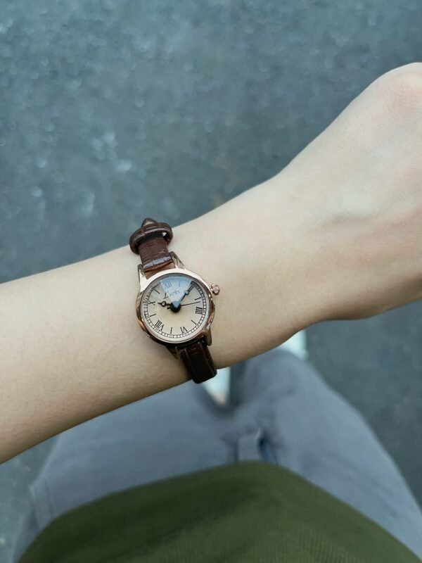 Retro, compact, niche, high-end, small dial, leather strap, waterproof, quartz watch. - Image 4
